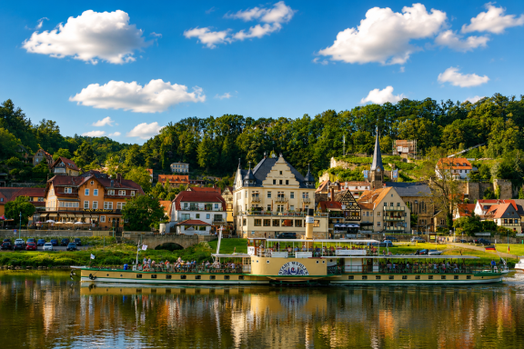 Historische Schaufelraddampfer entlang der Elbe