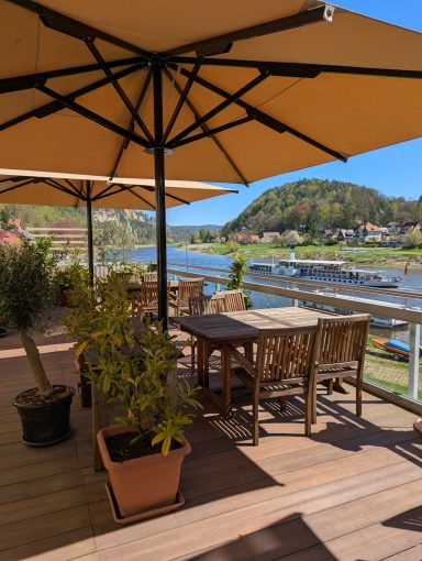 Terrassenblick auf die Elbe Hotel Terrasse